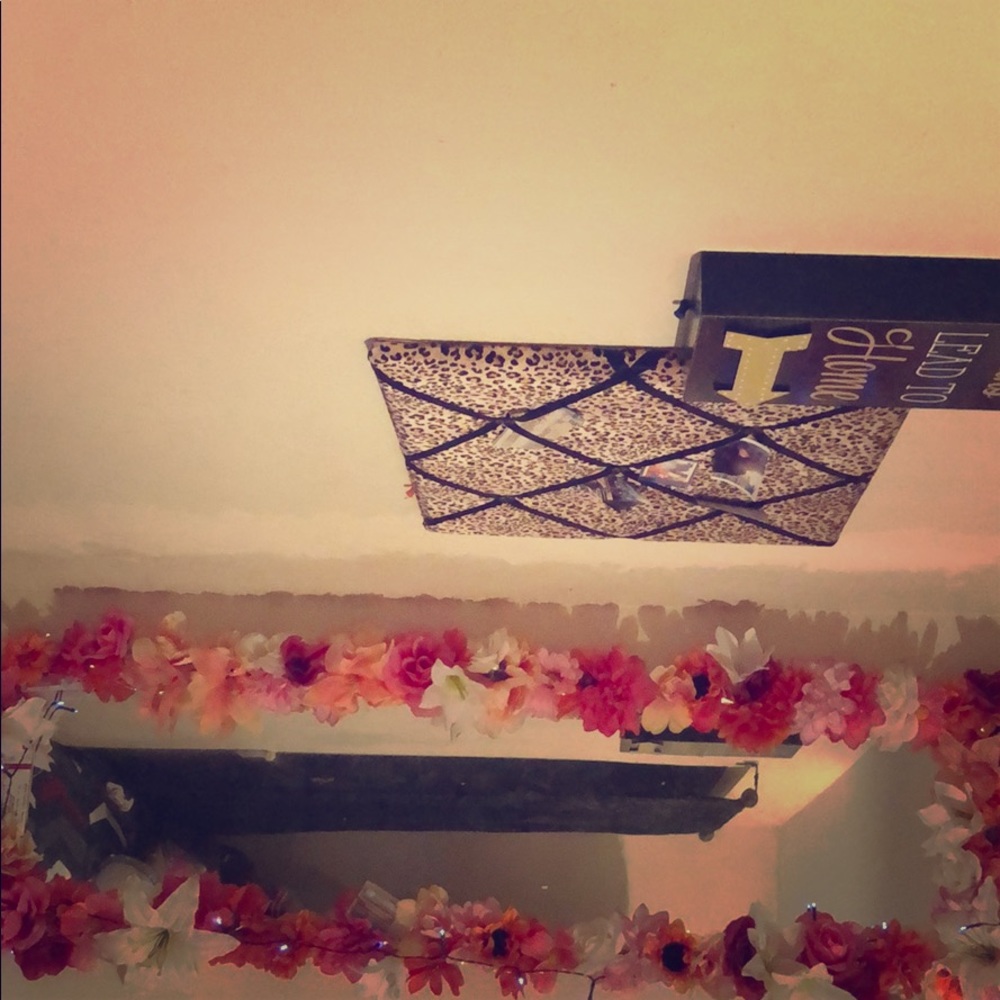 Flower mirror with lights on it